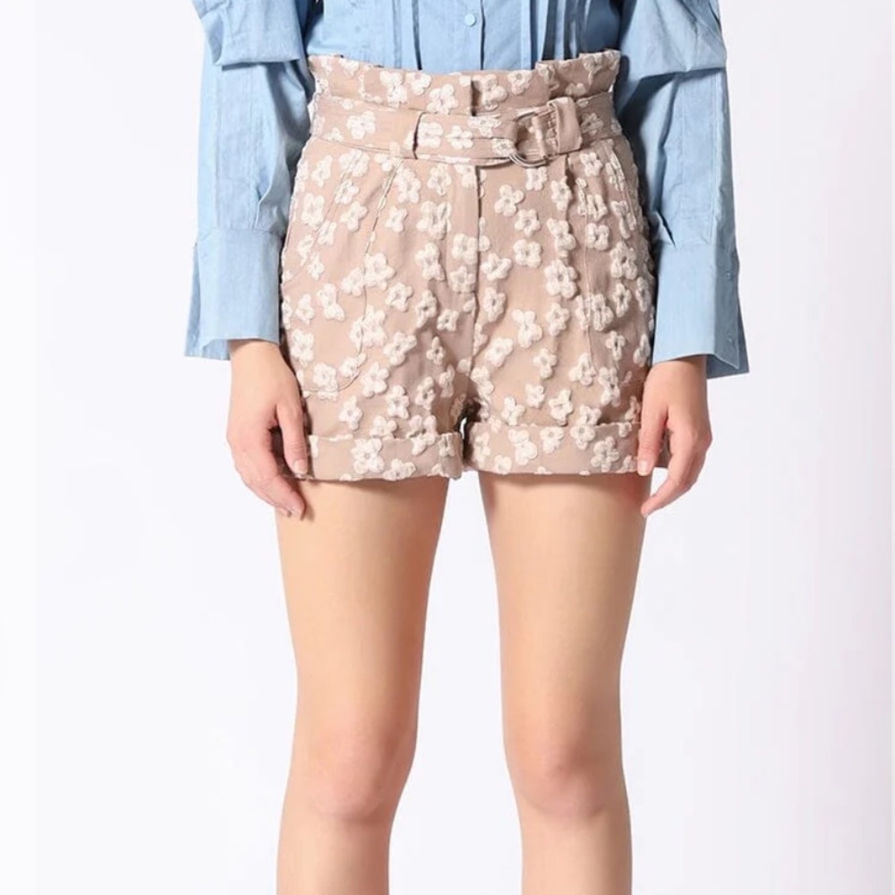 Gracia Women’s Buckle-Belted High Waist Floral Short Pants Beige S